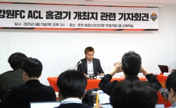 김병지 강원 대표이사(가운데). /사진=강원FC 제공