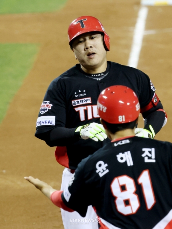 홈런을 때려낸 이우성. /사진=김진경 대기자
