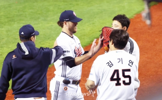 콜어빈(가운데)이 교체되며 동료들과 하이파이브를 하고 있다. /사진=김진경 대기자