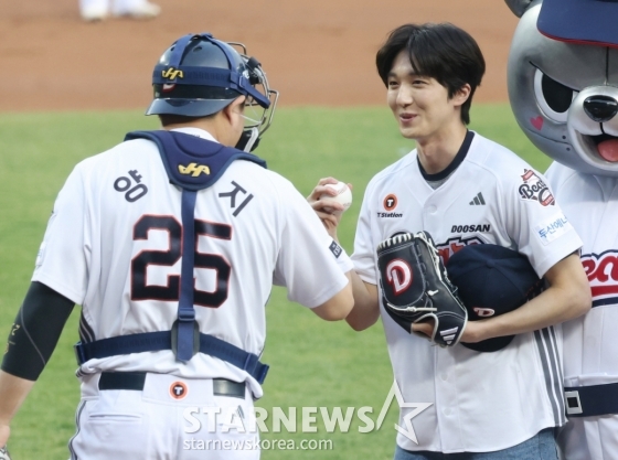 [포토] 찬희 '두목곰과 감동의 스몰 토킹'