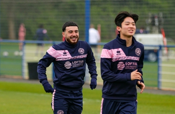 몸을 풀고 있는 양민혁(오른쪽). /사진=QPR 공식 SNS