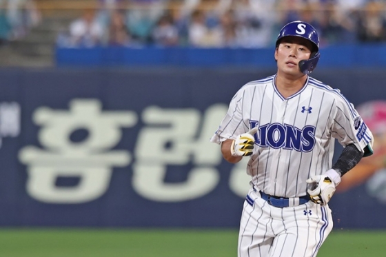 삼성 이창용이 18일 대구 롯데전에서 데뷔 첫 홈런을 기록한 뒤 그라운드를 돌고 있다. /사진=삼성 라이온즈 제공  