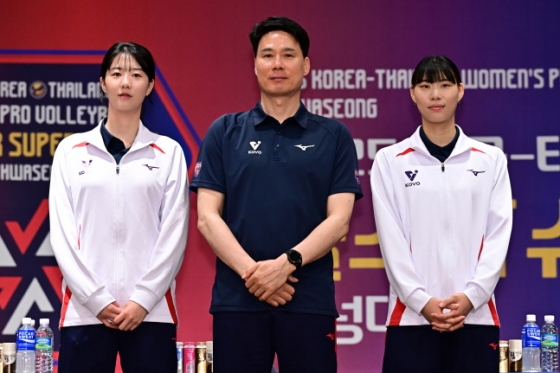 강소휘(왼쪽부터)와 강성형 감독, 정윤주가 18일 미디어데이에 참석해 나란히 기념 촬영을 하고 있다. /사진=KOVO 제공