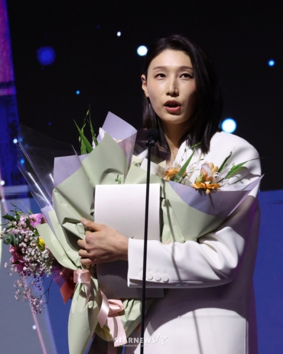 V-리그 시상식에서 정규리그 MVP를 수상하는 김연경. /사진=김진경 대기자