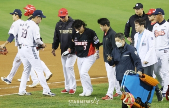 더그아웃으로 향하고 있는 김선빈(가운데). /사진=김진경 대기자