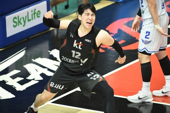 문정현의 세리머니. /사진=KBL