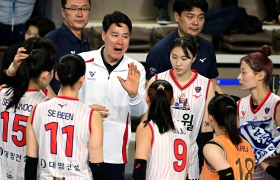 강성형 한국 국가대표 올스타 감독(가운데)이 19일 경기도 화성실내체육관에서 열린 '2025 한국-태국 여자배구 올스타 슈퍼매치'에서 선수들에게 이야기하고 있다. /사진=한국배구연맹 제공