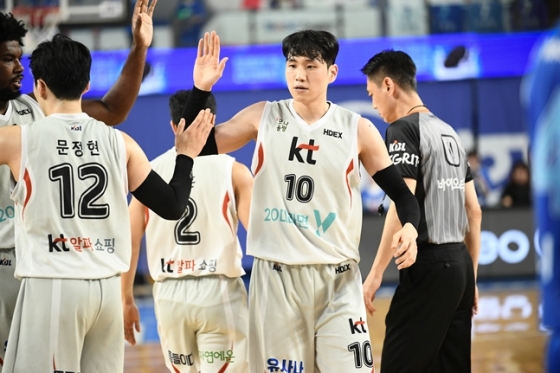 문성곤(가운데). /사진=KBL