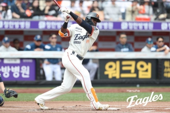 한화 플로리얼이 20일 대전 NC전에서 안타를 치고 있다. /사진=한화 이글스 제공