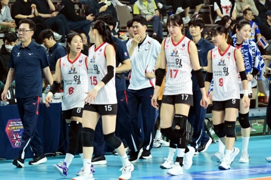 한국 올스타팀이 20일 경기 화성종합경기타운 실내체육관에서 열린 '2025 한국-태국 여자배구 올스타 슈퍼매치' 2차전에서 코트를 바꾸고 있다. /사진=한국배구연맹 제공