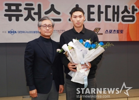 2024 퓨처스 스타대상 시상식(주최 스타뉴스)에서 야구부문 스타상을 수상한 김성준(오른쪽)이 양해영 대한야구소프트볼협회 당시 부회장(현 회장)과 포즈를 취하고 있다.  /사진=이동훈 기자