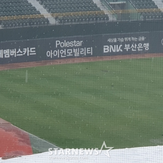 많은 비가 내리는 사직야구장. 워닝 트랙에 많은 빗물이 고여있다. /사진=김동윤 기자