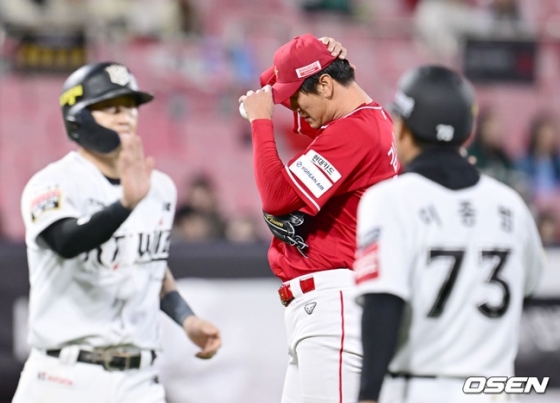 SSG 김광현(가운데)이 아쉬워하고 있다. 