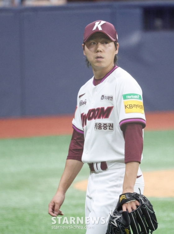 [포토] 전광판 투구수 챙기는 하영민