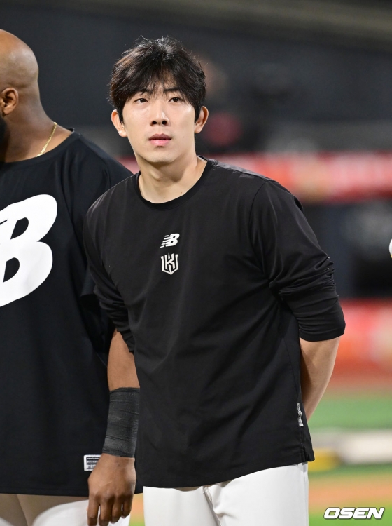 승리 후 팬들에게 인사를 하는 오원석. 