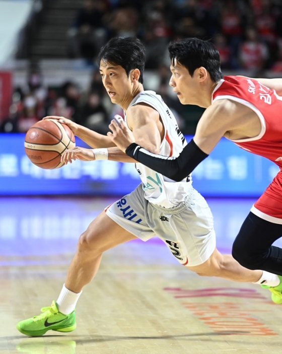 KT 허훈(왼쪽)과 SK 김선형. /사진=KBL 제공 