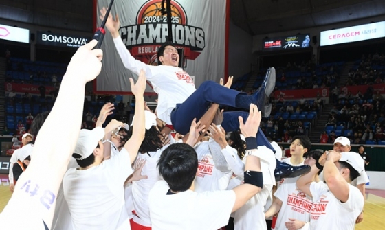 SK 전희철 감독이 정규리그 우승 후 선수들의 헹가래를 받고 있다. /사진=KBL 제공 