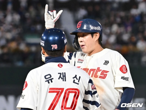 롯데 나승엽(오른쪽)이 23일 부산 한화전 2회말 무사 2루에서 중전 1타점 안타를 치고 세리머니를 하고 있다.