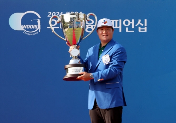 2024년 우리금융 챔피언십에서 우승하고 트로피를 들어올리고 있는 임성재. /사진=KPGA 제공