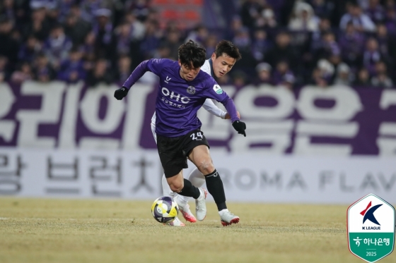 김보경이 드리블을 시도하고 있다. /사진=한국프로축구연맹 제공