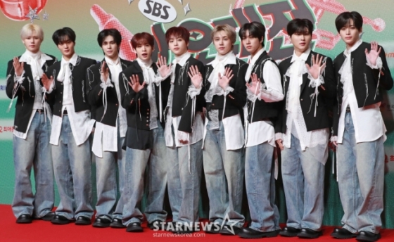 그룹 크래비티가 지난해 12월 25일 오후 인천 인스파이어 리조트에서 진행된 2024 SBS 가요대전 레드카펫 행사에 참석해 포즈를 취하고 있다. /사진=이동훈 기자