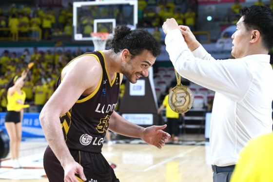 LG 조상현 감독(오른쪽)이 승리 후 아셈 마레이에게 메달을 목에 걸어주고 있다. /사진=KBL 제공 