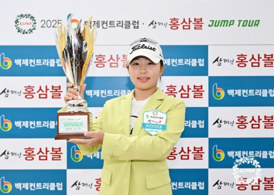 점프투어 우승 트로피를 든 김재린. /사진=KLPGA 제공