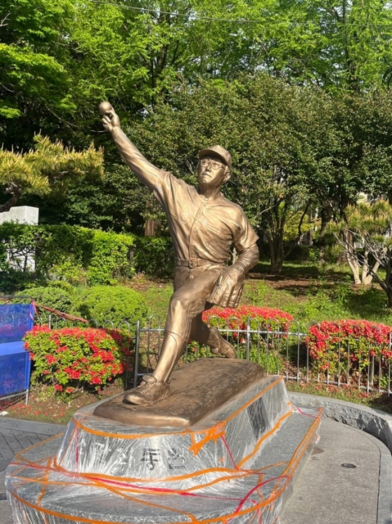 부산 사직야구장 앞 최동원 동상. /사진=최동원기념사업회 제공