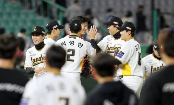 SSG 선수들이 25일 키움전 승리 후 모여 세리머니를 하고 있다. /사진=SSG 랜더스 제공