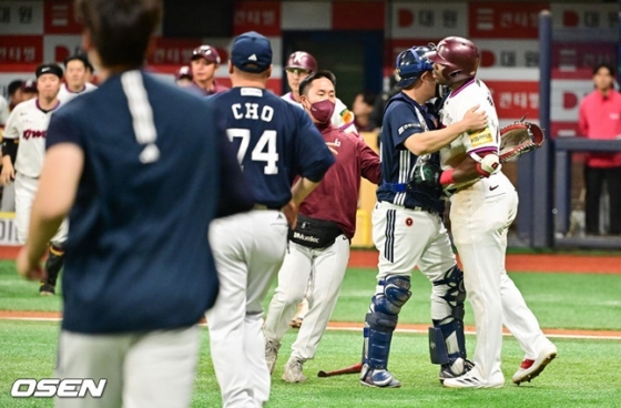 23일 경기 4회말 두산 투수 김유성의 공이 머리로 향하자 강하게 불만을 터뜨리고 있는 푸이그(오른쪽 끝). 
