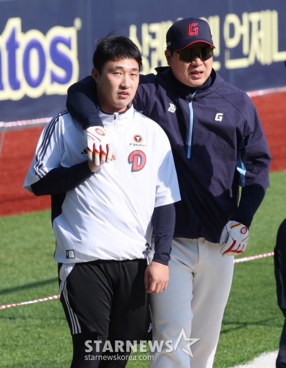 [포토] 김인태 '하마터면 손깍지 낄 뻔'