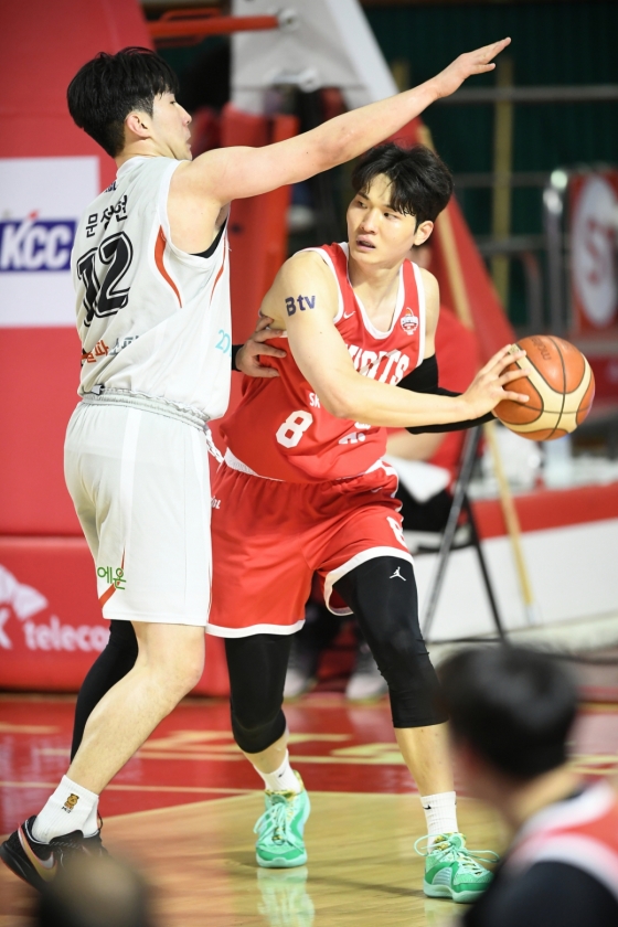 패스 줄 곳을 찾는 안영준(오른쪽). /사진=KBL 제공