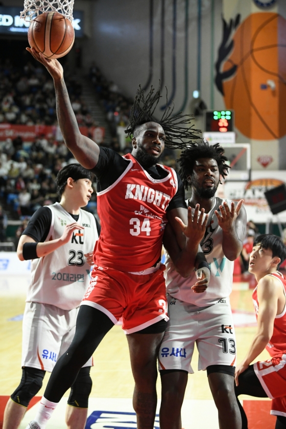 리바운드를 잡아내는 자밀 워니. /사진=KBL 제공