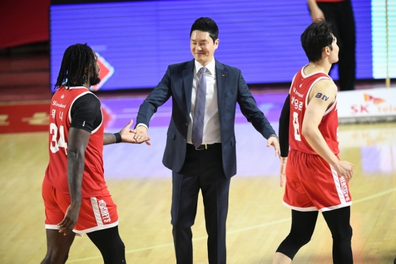 전희철 감독이  25일 서울 잠실학생체육관에서 열린 서울 SK 대 수원 KT의 '2024~2025 KCC 프로농구 4강 PO(5전3승제)' 2차전에서 선수들의 손을 잡아주고 있다. /사진=KBL 제공