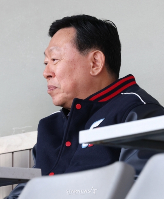 롯데 신동빈 구단주(그룹 회장)가 25일 잠실 롯데-두산전을 관람하고 있다. /사진=김진경 대기자 