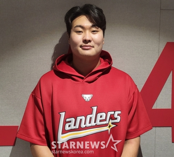 SSG 고명준이 25일 키움전을 앞두고 취재진과 인터뷰를 하고 있다. /사진=안호근 기자