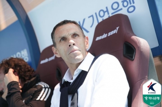 경기를 지켜보는 거스 포옛 전북 현대 감독. /사진=한국프로축구연맹 제공