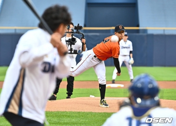 북일고 박준현(가운데)이 지난해 창원NC파크에서 시구하는 모습.  