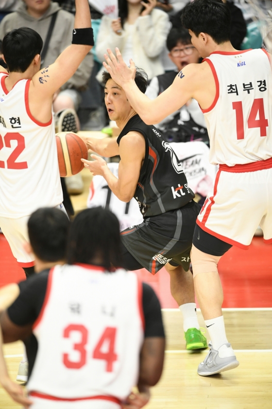 패스 줄 곳을 찾는 허훈(가운데). /사진=KBL 제공