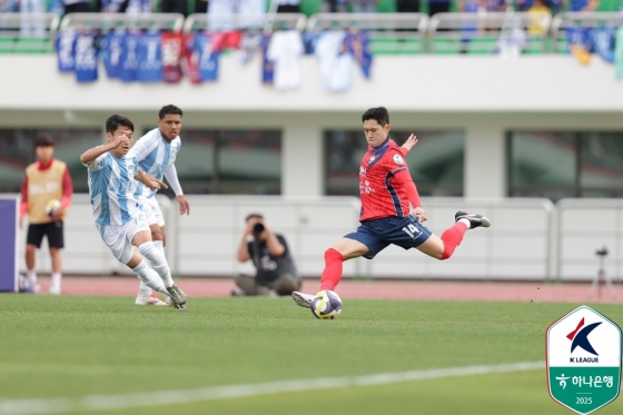 이동경(오른쪽)이 친정팀 울산을 상대로 왼발 킥을 시도하고 있다. /사진=한국프로축구연맹 제공