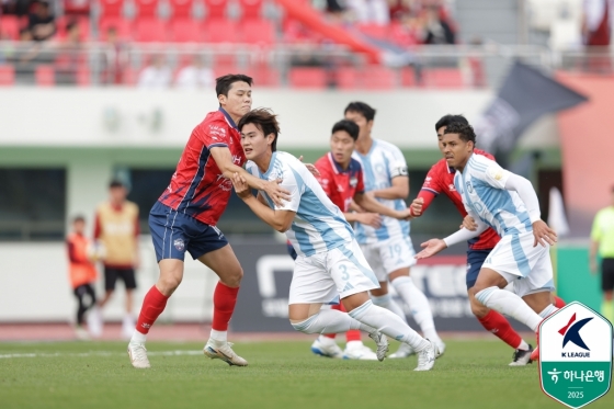 강민우(왼쪽에서 두 번째)가 문전 침투하고 있다. /사진=한국프로축구연맹 제공