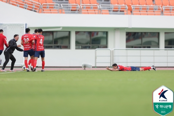 박상혁(오른쪽)이 쐐기골을 넣은 뒤 사격 세리머니를 하고 있다.  /사진=한국프로축구연맹 제공