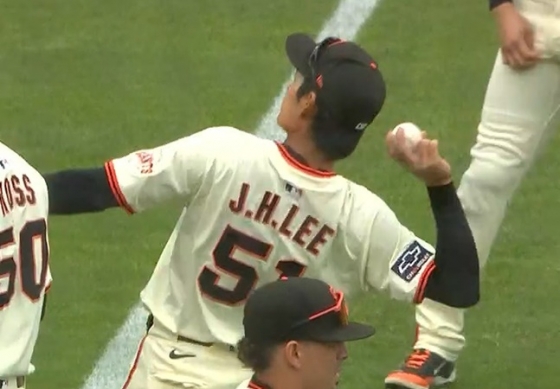 이정후가 팬에게 공을 선물하고 있다. /사진=MLB.com 갈무리 