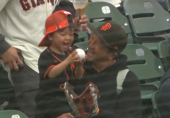 이정후가 선물한 공을 받은 어린이 팬이 기뻐하고 있다. /사진=MLB.com 갈무리 