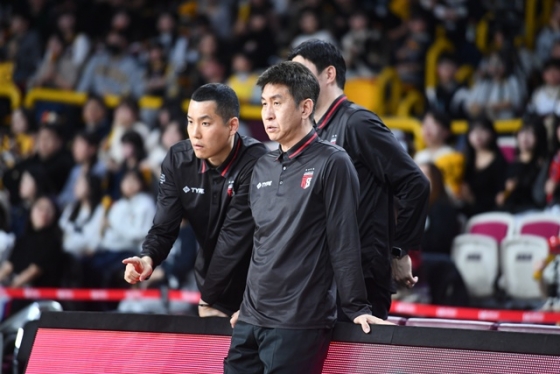 김상식 감독(오른쪽)과 정관장 코치진.  /사진=KBL 제공