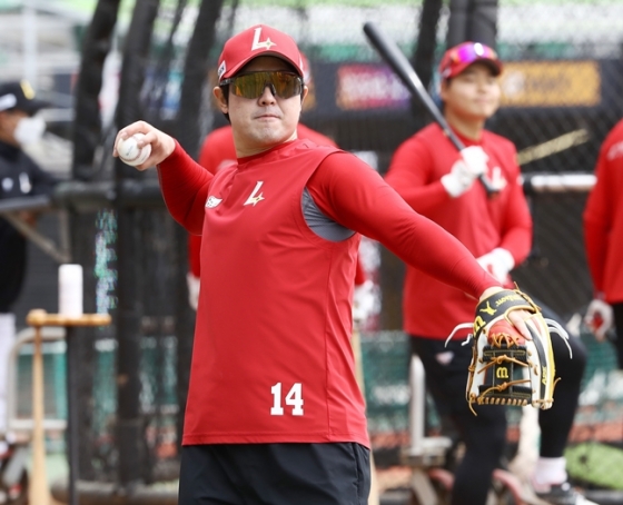 수비 훈련을 하고 있는 최정. /사진=SSG 랜더스