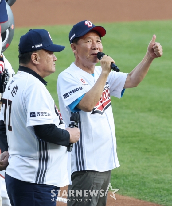 [포토] 박현국 시구 '봉화에선 사과가 승요라예'