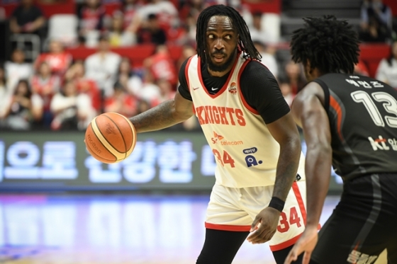 KT를 상대로 40점을 몰아넣은 워니. /사진=KBL