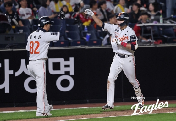 심우준(오른쪽)이 홈런을 쏘아올리고 김재걸 코치와 하이파이브를 하고 있다. /사진=한화 이글스