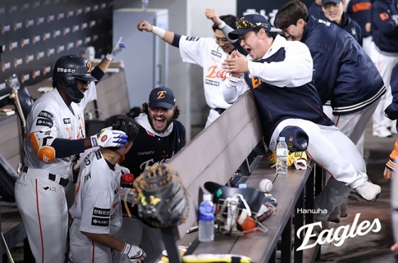 더그아웃에서 축하를 받고 있는 심우준(왼쪽에서 2번째). /사진=한화 이글스